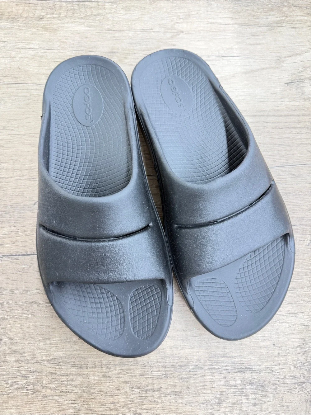 OOFOS Black Recovery Slide Sandals